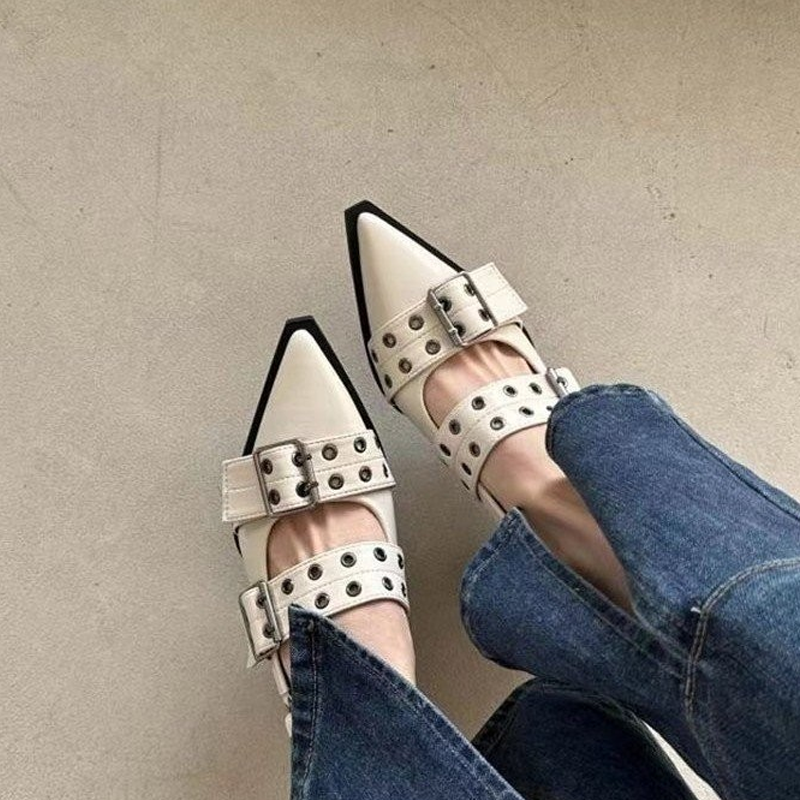 Damen Pumps mit Nieten, Schnallen und niedrigem Absatz