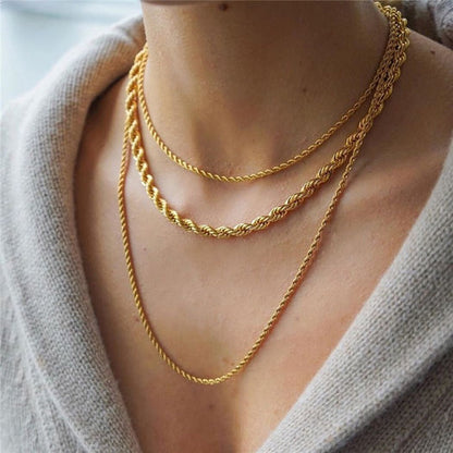 Mehrlagige Halsketten und Armbänder aus gedrehtem Goldseil