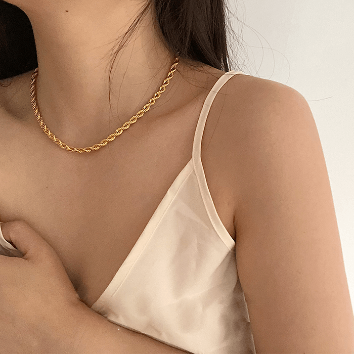 Mehrlagige Halsketten und Armbänder aus gedrehtem Goldseil