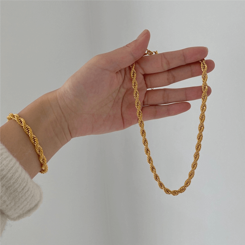 Mehrlagige Halsketten und Armbänder aus gedrehtem Goldseil