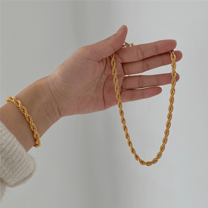 Mehrlagige Halsketten und Armbänder aus gedrehtem Goldseil