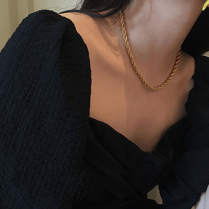 Mehrlagige Halsketten und Armbänder aus gedrehtem Goldseil