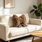 🎉 Saldi 2026 — Oltre 18.000 venduti! 🐆 Stampa leopardata + fiocco + pelliccia sintetica di coniglio: questo cuscino non è solo carino, ma offre un vero supporto lombare. Stile e comfort, finalmente in un unico prodotto. 🎀