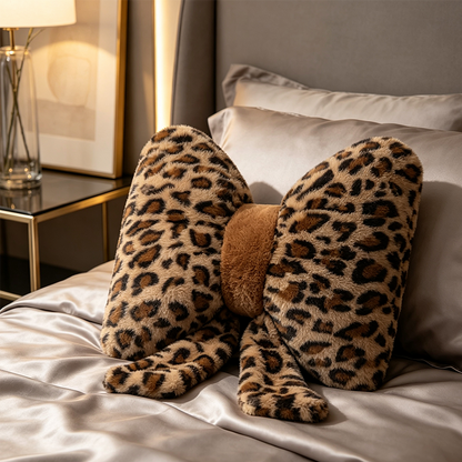 🎉 Saldi 2026 — Oltre 18.000 venduti! 🐆 Stampa leopardata + fiocco + pelliccia sintetica di coniglio: questo cuscino non è solo carino, ma offre un vero supporto lombare. Stile e comfort, finalmente in un unico prodotto. 🎀