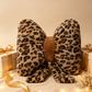 🎉 Saldi 2026 — Oltre 18.000 venduti! 🐆 Stampa leopardata + fiocco + pelliccia sintetica di coniglio: questo cuscino non è solo carino, ma offre un vero supporto lombare. Stile e comfort, finalmente in un unico prodotto. 🎀