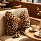 🎉 Saldi 2026 — Oltre 18.000 venduti! 🐆 Stampa leopardata + fiocco + pelliccia sintetica di coniglio: questo cuscino non è solo carino, ma offre un vero supporto lombare. Stile e comfort, finalmente in un unico prodotto. 🎀