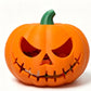 Decorazione di Halloween con zucca dagli occhi rossi